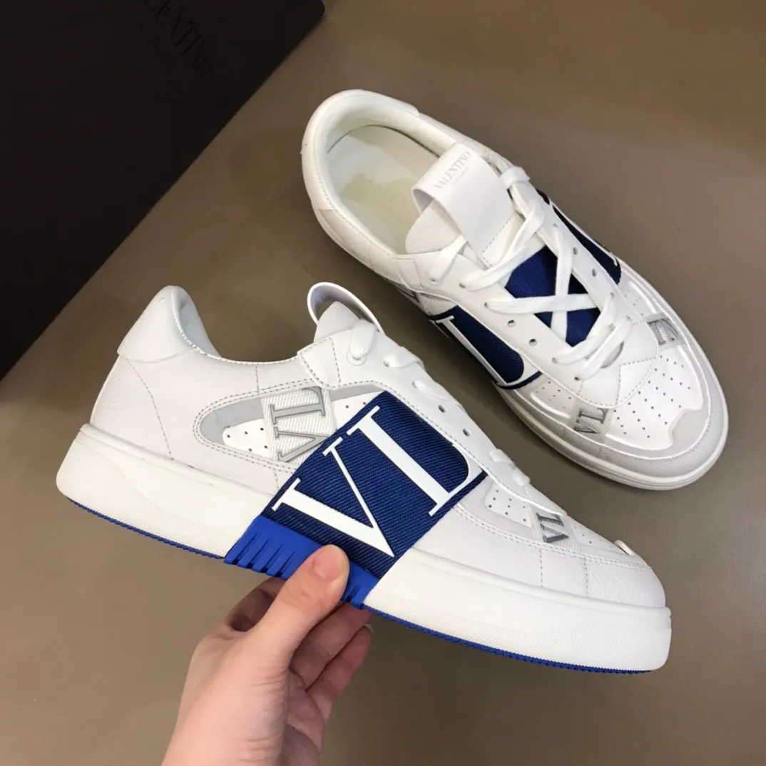 p440 "Valentin*" new spring and summer calfskin lace-up sneakers. No man should be able to refuse these shoes. The classic color scheme is so handsome! Purchase a high-precision replica of the original version to instantly sell off the market currency! 6 VLTN logo rubber effect straps - Valentino Garavani Logo printed on the back and tongue, all materials are customized to ensure quality! Size: 38-44
